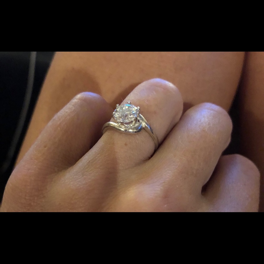 1.5ct D VVS1 Moissanite Ring - Picture 3 of 11
